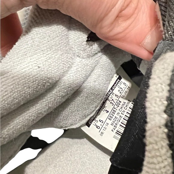 Nike Black and Gray Athletic Shoes with Breathable Mesh - Picture 7 of 7